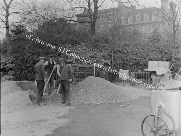 WORKMEN IN ST STEPHEN'S GREEN